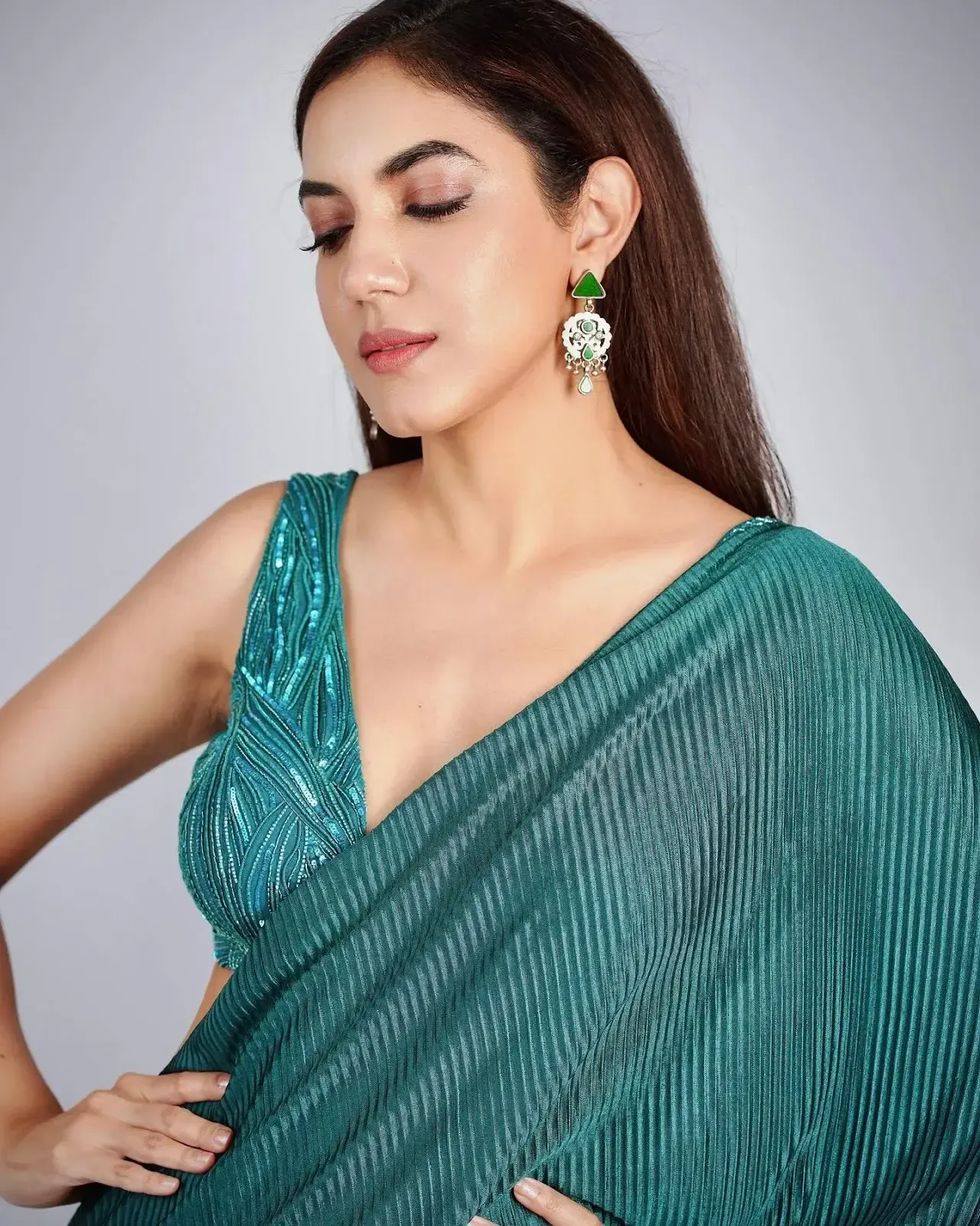 SOUTH INDIAN ACTRESS RITU VARMA IN SLEEVELESS GREEN SAREE 4